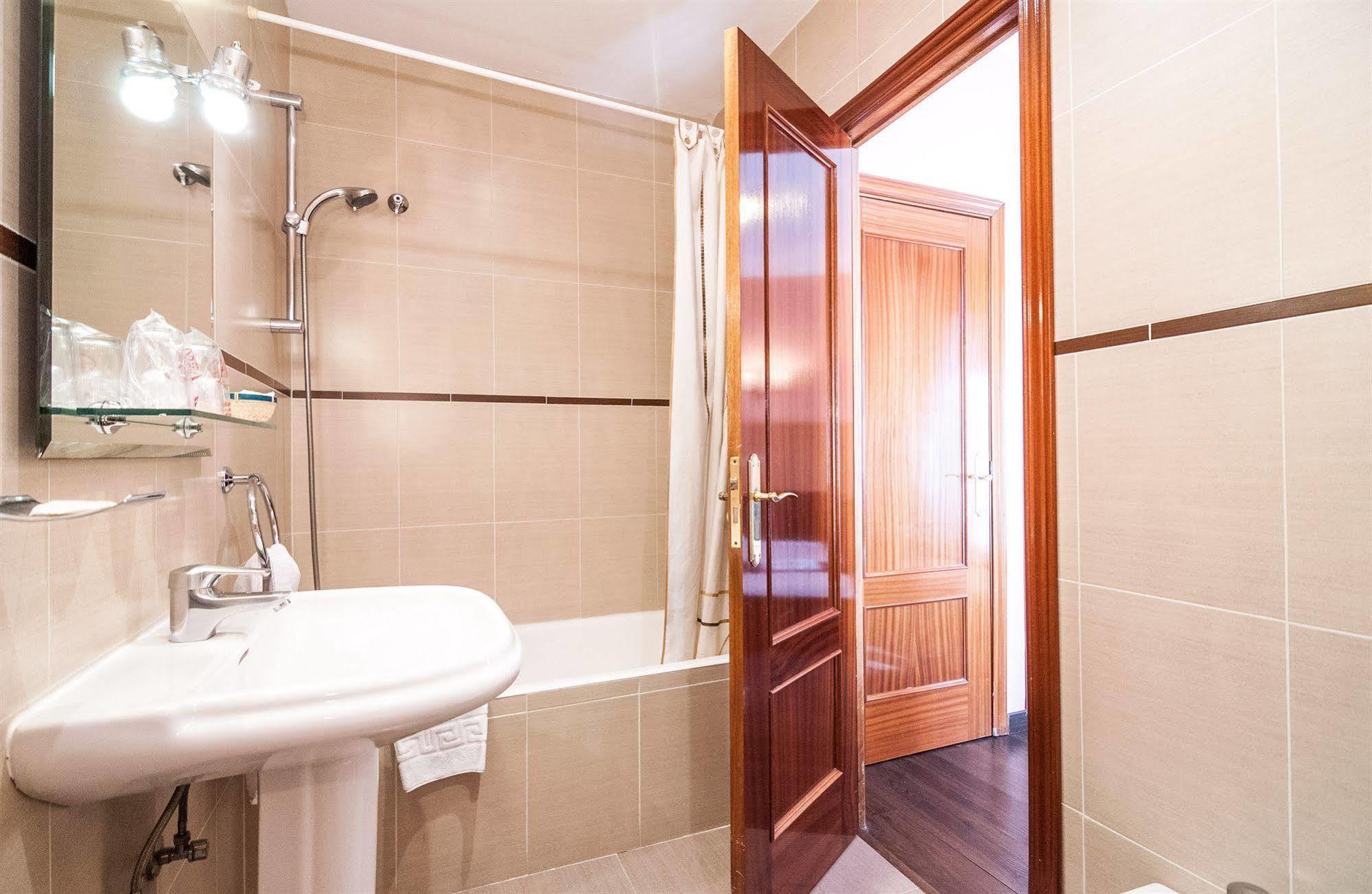 Hostal Gallardo มาดริด ภายนอก รูปภาพ