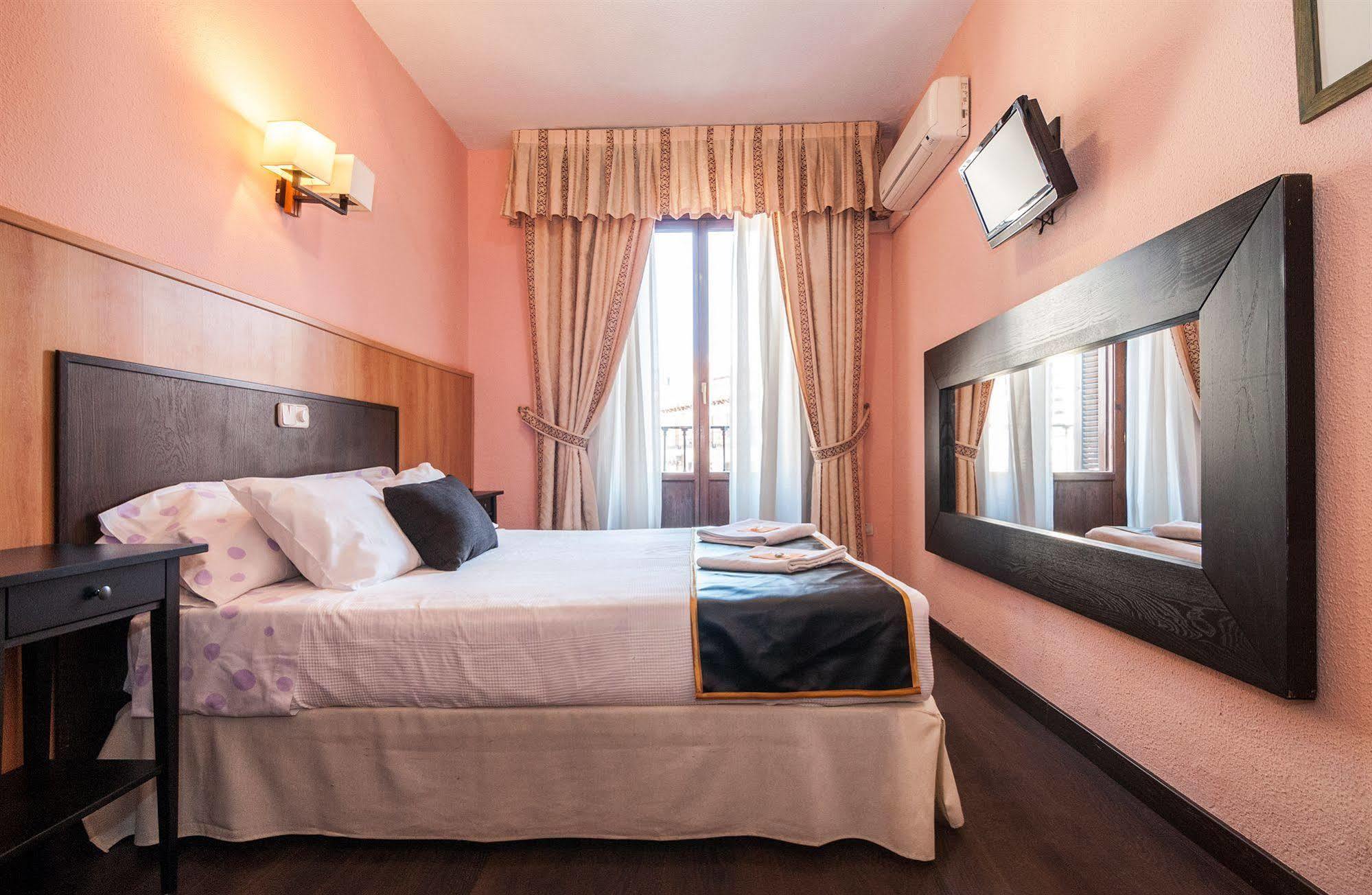 Hostal Gallardo มาดริด ภายนอก รูปภาพ