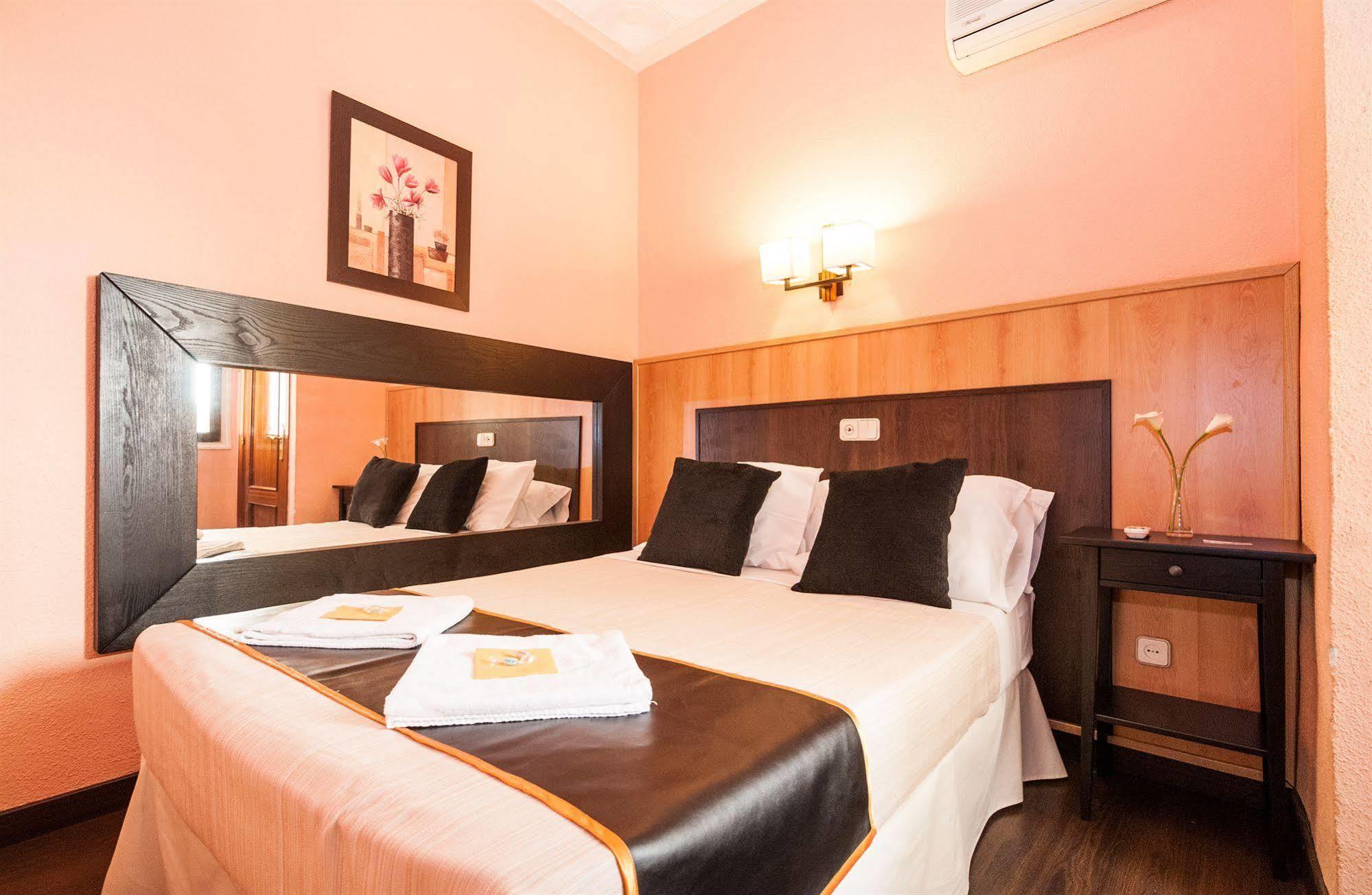 Hostal Gallardo มาดริด ภายนอก รูปภาพ