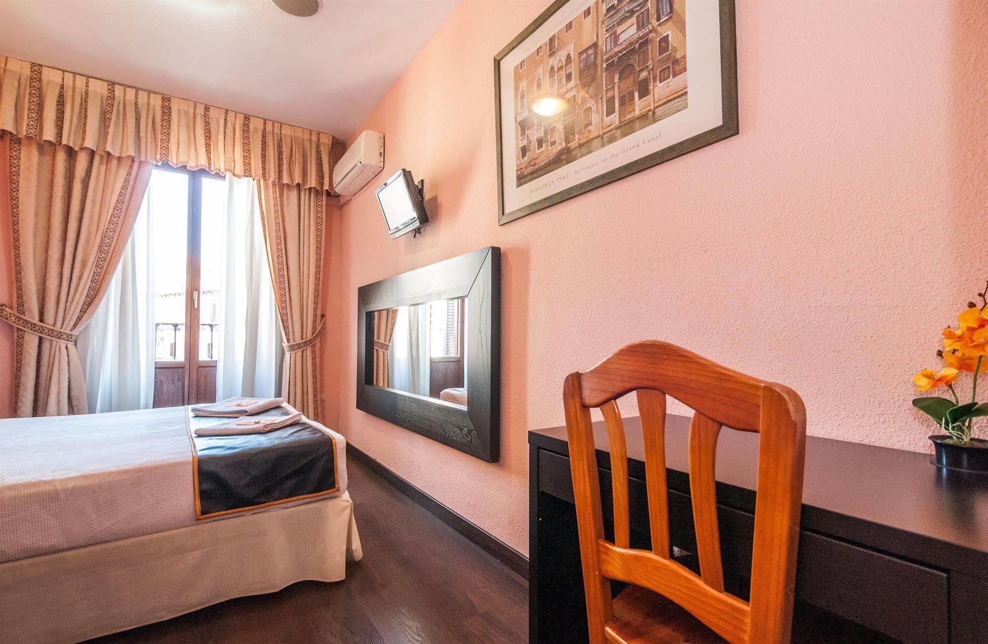Hostal Gallardo มาดริด ภายนอก รูปภาพ