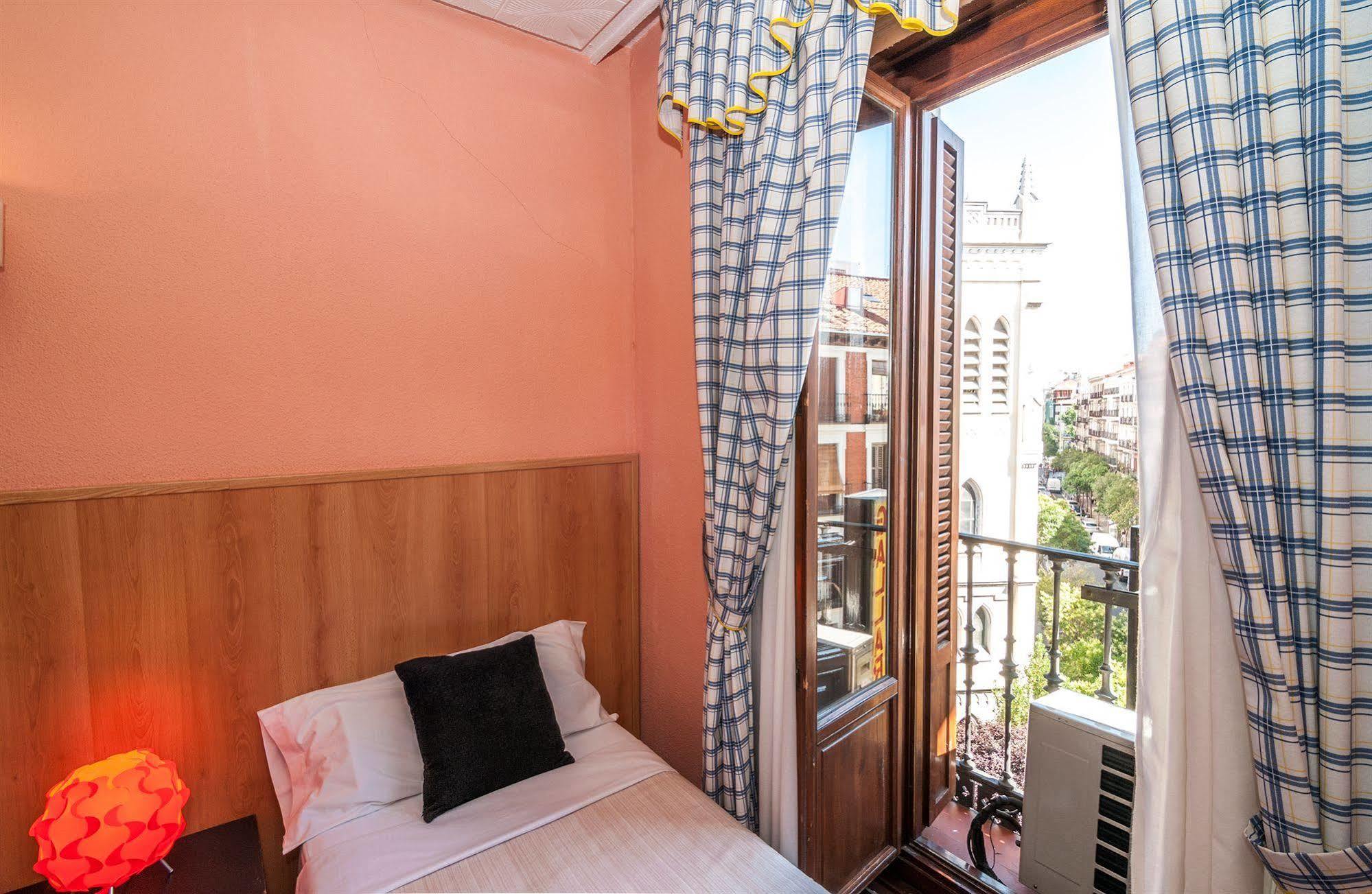 Hostal Gallardo มาดริด ภายนอก รูปภาพ