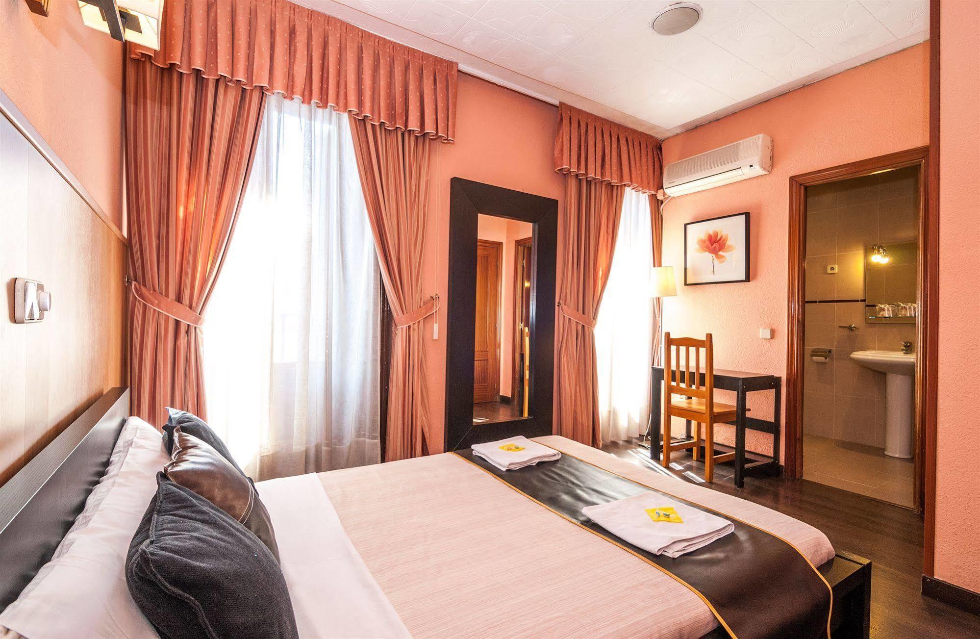 Hostal Gallardo มาดริด ภายนอก รูปภาพ