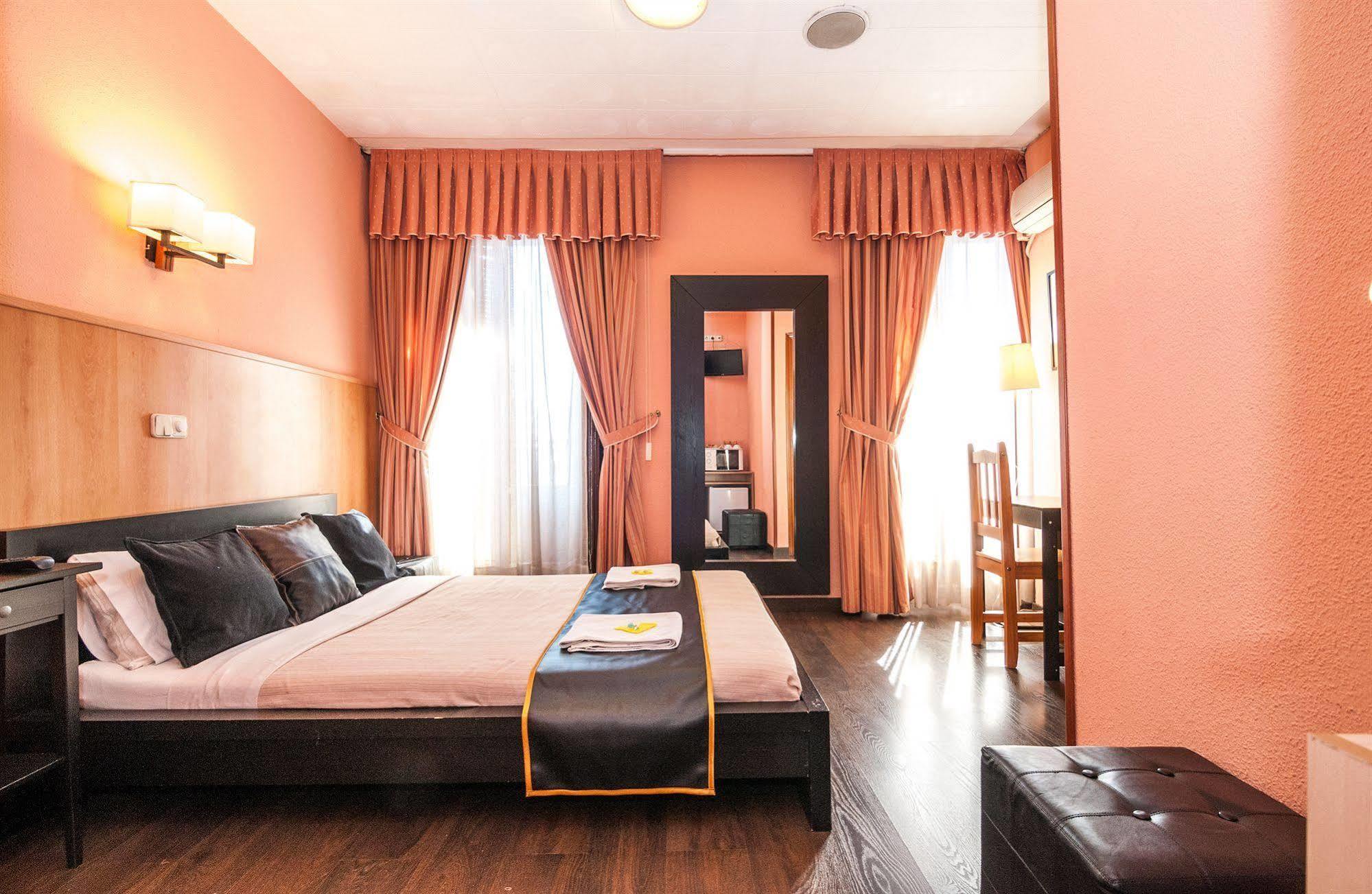Hostal Gallardo มาดริด ภายนอก รูปภาพ