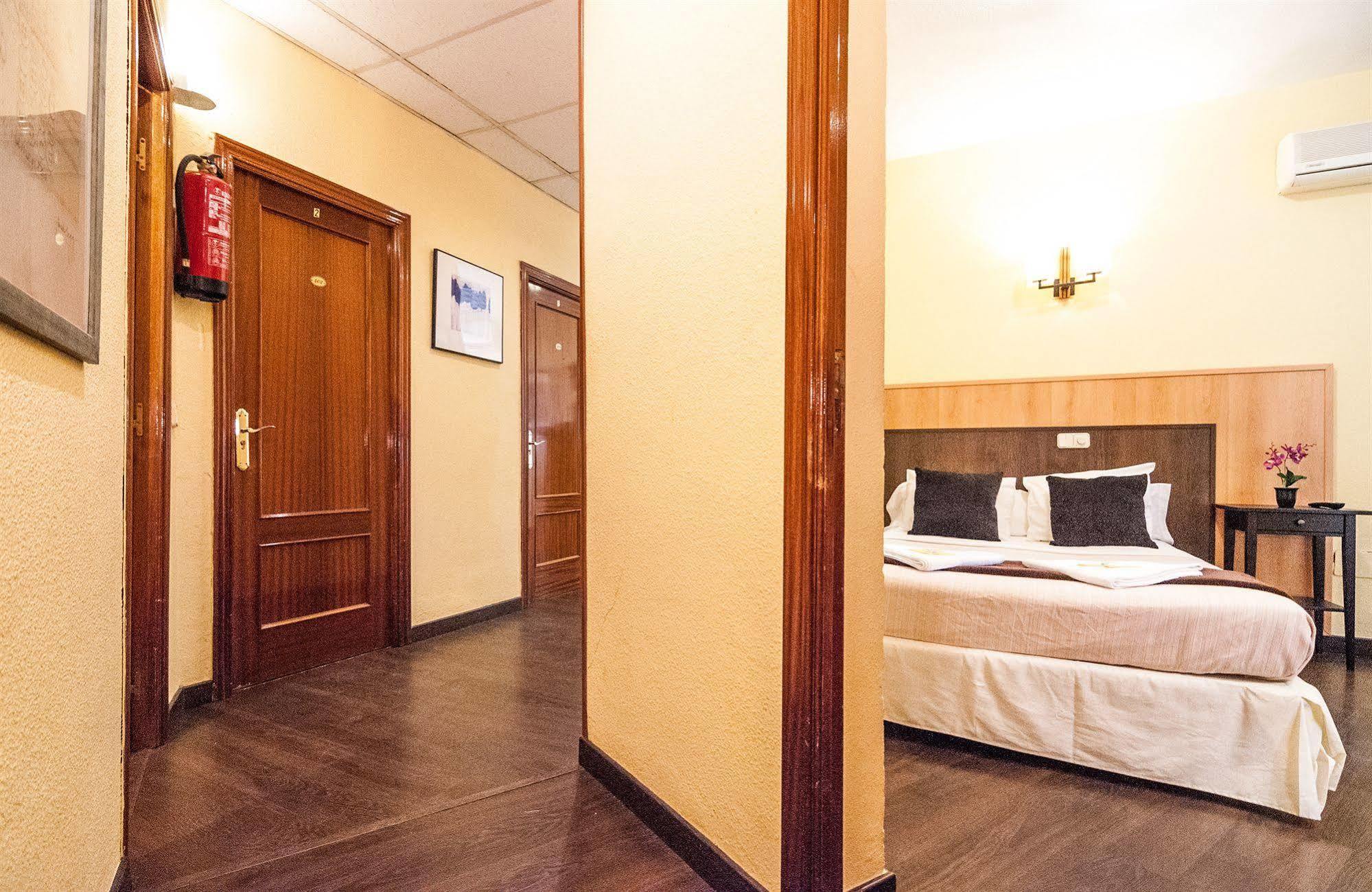 Hostal Gallardo มาดริด ภายนอก รูปภาพ